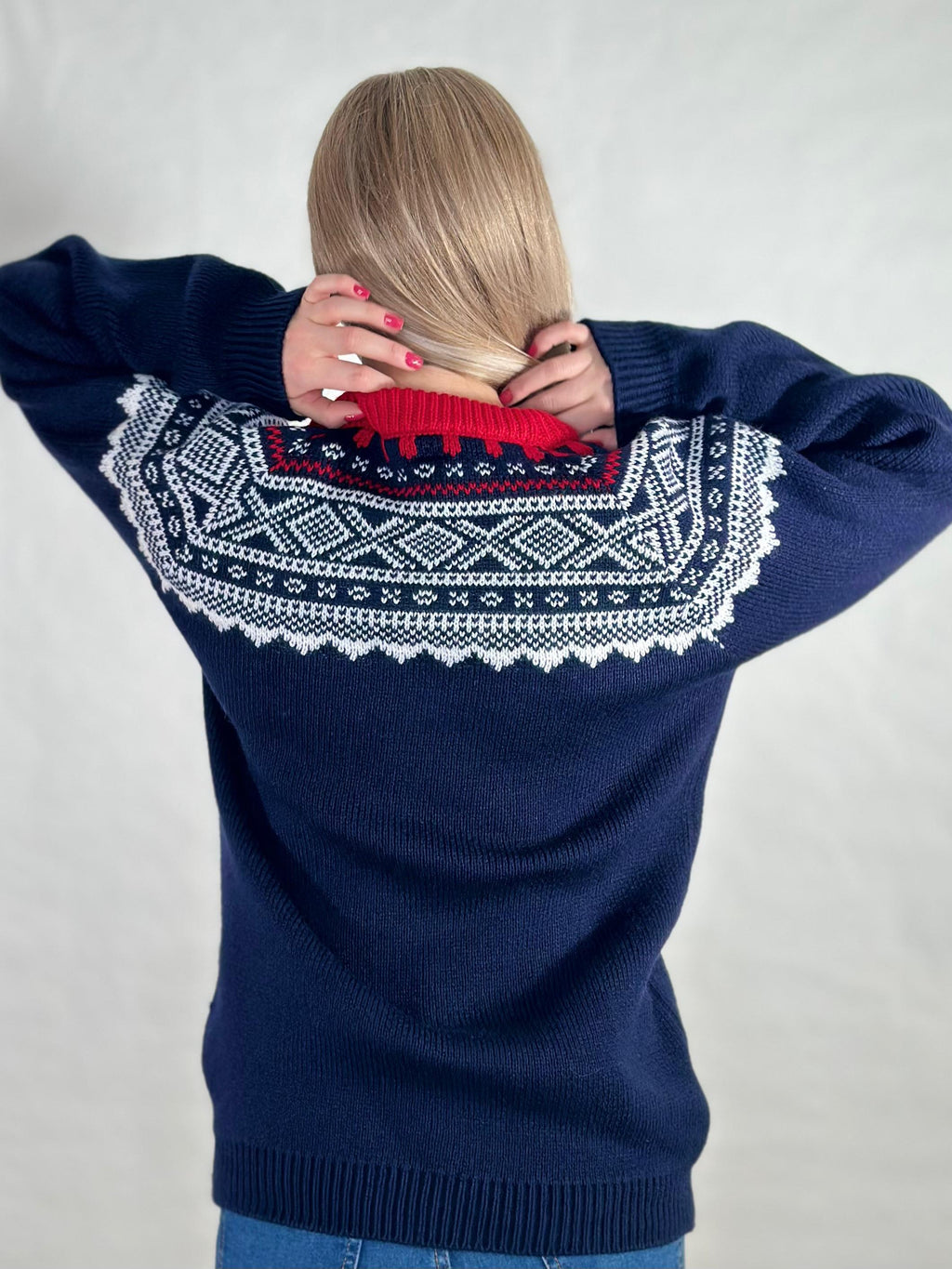 Alpakka-genser i blått, rødt og hvitt mønster