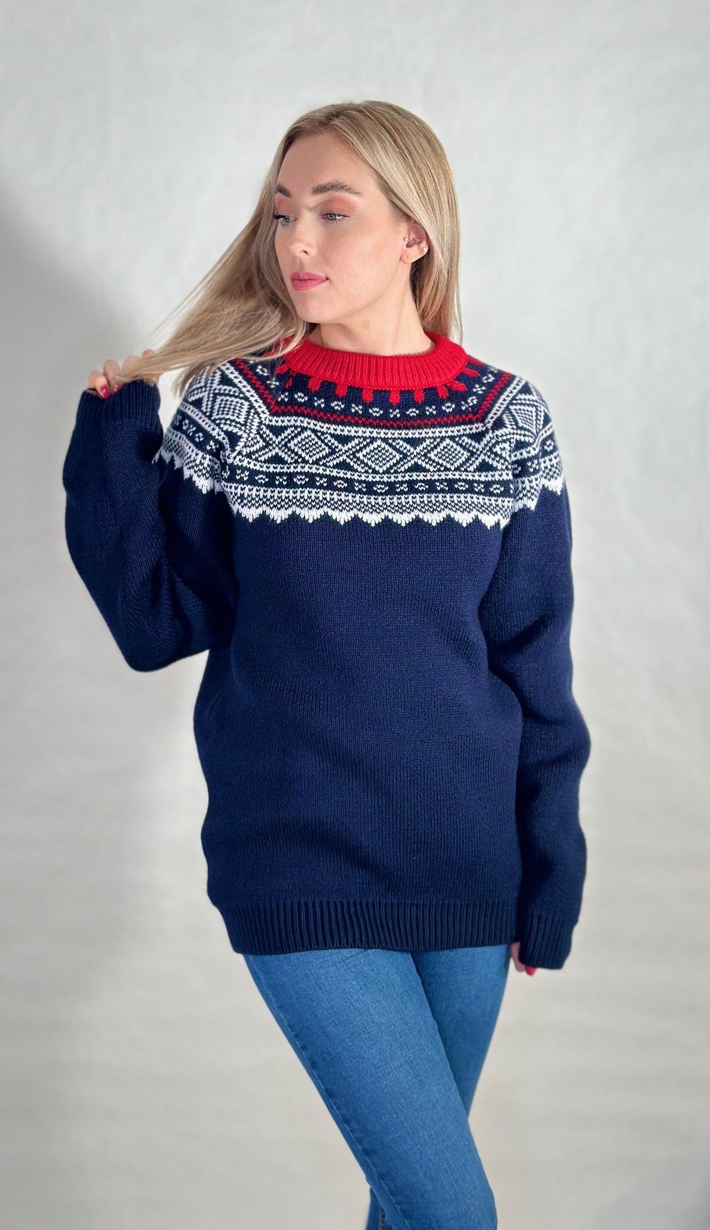 Alpakka-genser i blått, rødt og hvitt mønster