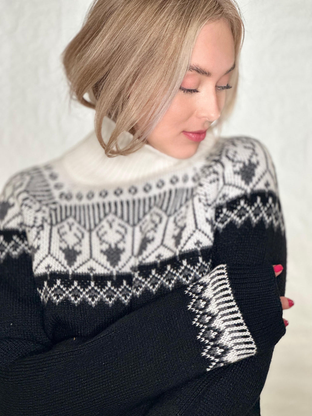 Alpakka-genser i marinblå og hvit mønster